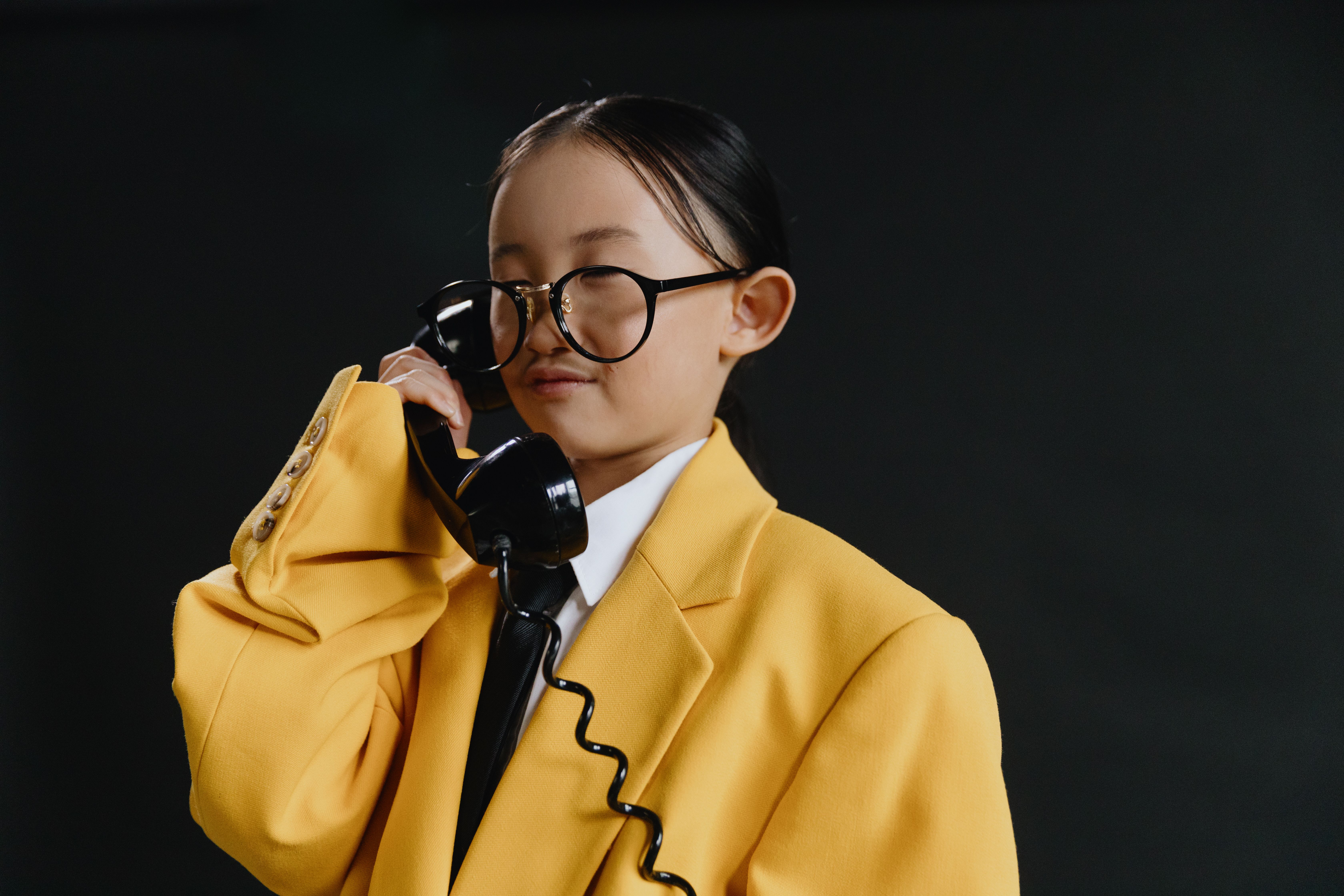 Niña con saco de adulto hablando por teléfono — la trampa de aparentar, La Pausa #9